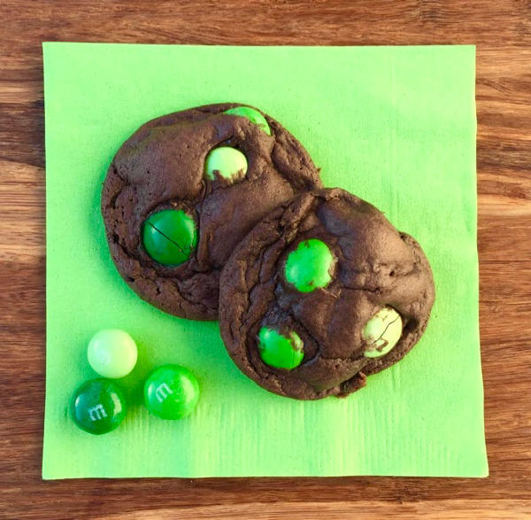 Mint M&M Oreo Cookies {Quick + Tasty}