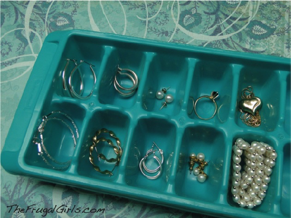 https://neverendingjourneys.com/wp-content/uploads/2017/07/Ice-Cube-Tray-Organizing-Jewelry.jpg