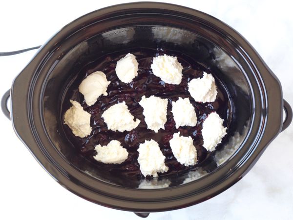 How to Make Crockpot Blackberry Cheesecake Dump Cake